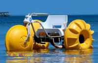 سه چرخه فایبرگلاس روی آب